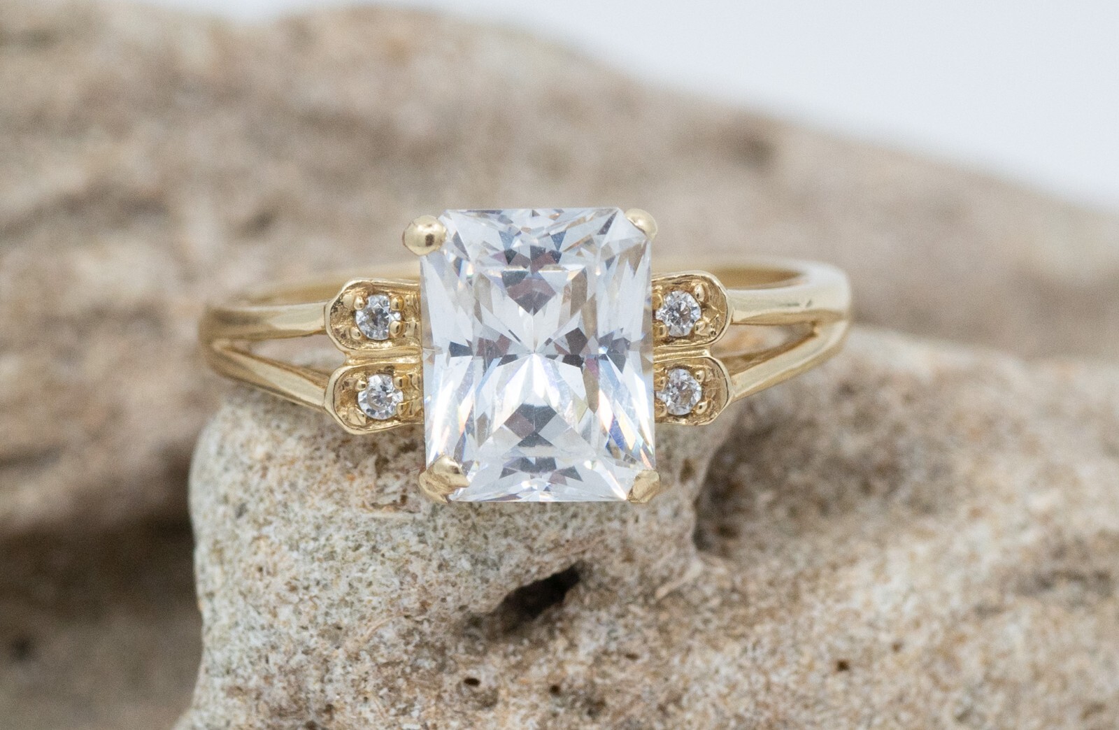 14KT Yellow Gold 2.5ct (9 x 7) Emerald Cut Cubic Zirconia Ring Size 8, 3.3 Grams